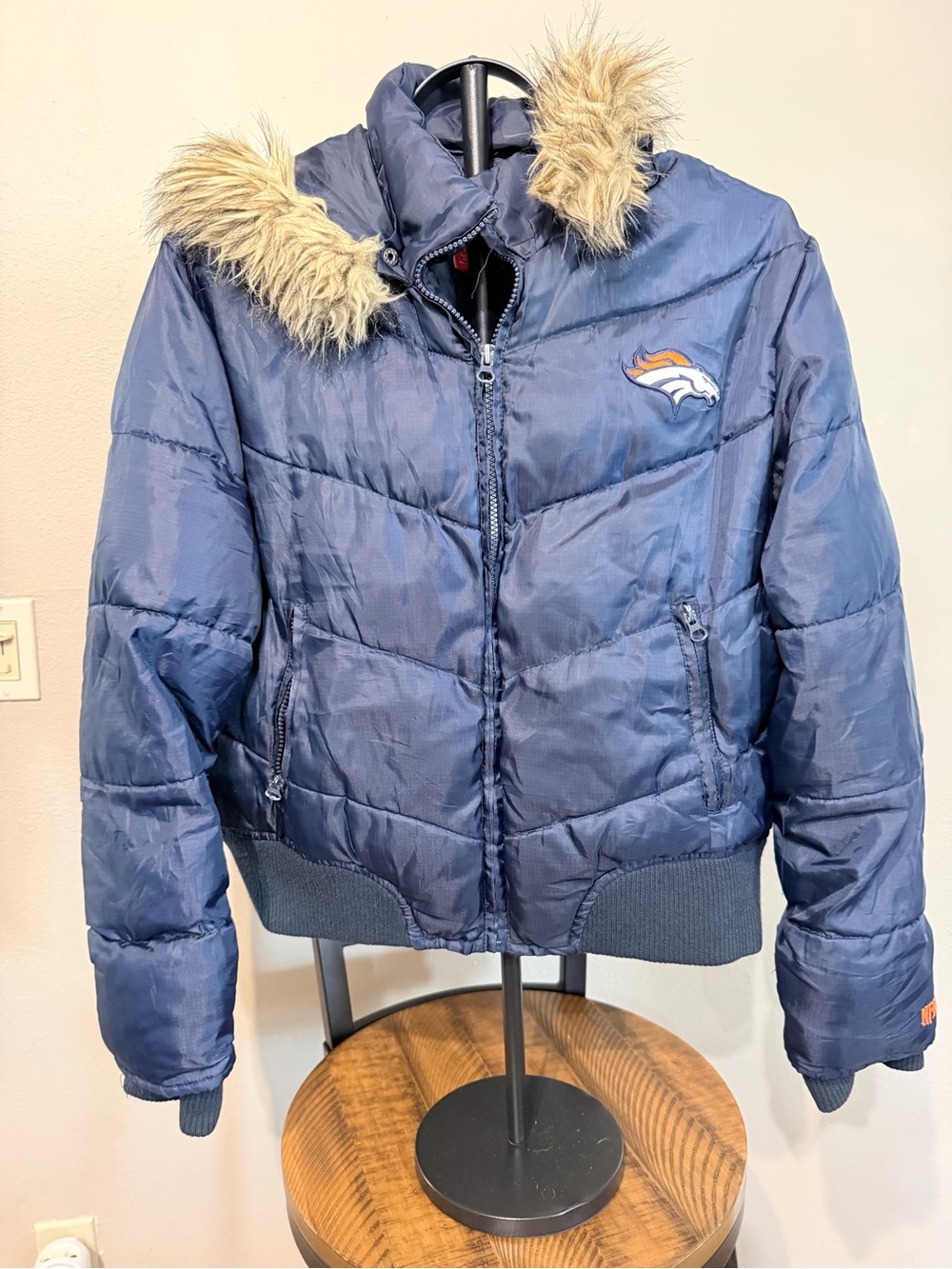 Retro Vintage Navy Puffer Jacket with Faux Fur Hood NFL Size L